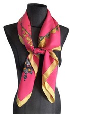 Superbe Et Authentique Foulard 100% Soie Rose Parures Des Sables Hermès 