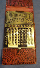 MACHINE A CALCULER  RéBo, ancienne, dans son étui.