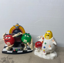 Lot de 2 MMs collector vintage 1 distributeur de bonbon juke box 1 boule neige?
