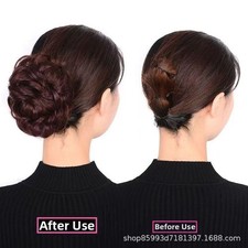 Chignon court bouclé à