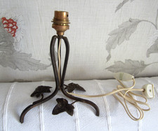 Ancien pied de lampe en fer forgé martelé avec douille + interrupteur + prise