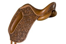 Selle en cuir de dressage usinée à la main avec étrier taille 18" pouces
