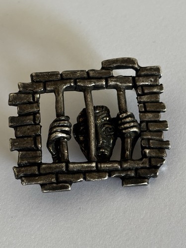 Pin bijoux non identifié - pin’s,