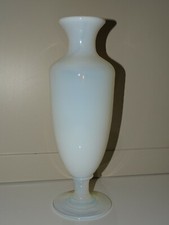 -ELEGANT VASE OPALINE DE