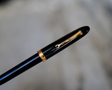 MAGNIFIQUE STYLO BILLE OMAS OGIVA EN RESINE NOIRE - FINITION PL. OR 18 CARATS