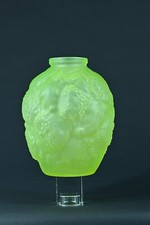 Ancien beau vase en ouraline Art Déco  décor aux pivoines en reliefs décor fluor