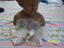 Ancien tulle brodé au fil de soie+2 applications. Superbe lot ! Réf : n°196