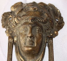 HEURTOIR EN BRONZE , CARIATIDE