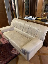 canapé cuir 2 à 3 places coloris beige très bon état avec 2 fauteuils assortis