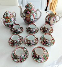 Service Japonais à thé  en porcelaine décor de paysage et personnages, Macao