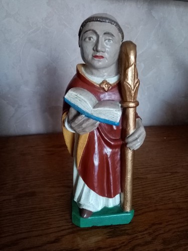 Statuette moine avec - d'un,