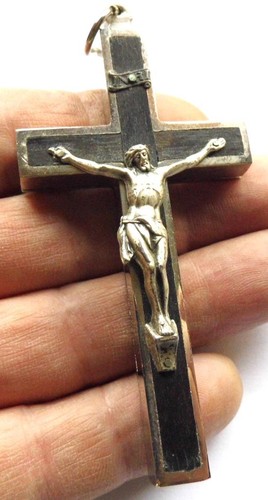 Ancien reliquaire crucifix