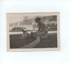 A716 Photo Originale vintage snapshot:Enfant dans 1 bac à sable à Besançon 25