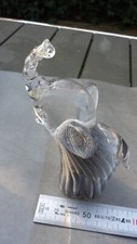 Éléphant,  éléphanteau en cristal signé à identifier.
