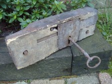 ANCIENNE SERRURE DE PORTE EN BOIS DE FERME AVEC SA GRANDE CLEF CLE ART POPULAIRE