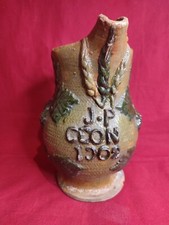 Pichet parlant en terre vernissée nominatif et daté 1902, vigne, art populaire