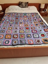 plaid vintage au crochet en laine  et mohair    fait mains   1,20 m  sur 1,35 M