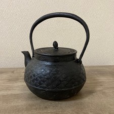 Ancienne théière en fonte Nanbu Tetsubin couvercle Kiku Mon Matsukasa cérémon...