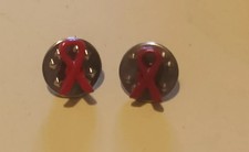 Lot de deux pin's épinglettes