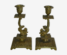 bougeoirs en bronze avec des