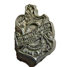  MINI PIN'S MOTO  /  SIGLE    HARLEY DAVIDSON   /   1,2cm  X 1,7  /  SUPERBE