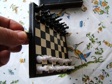 jeu d'échecs de voyage, format poche, pièces aimantées. Dans son étui cuir