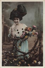 CP FEMME ELEGANTE CHAPEAU PLUMES AVEC FLEURS BIJOUX - 24280