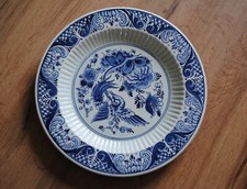 TRES JOLIE ASSIETTE A SUSPENDRE EN FAIENCE DE DELFT, PEINT MAIN, HEINEKEN AU DOS