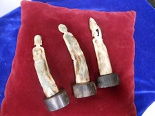 3 curieuses statuettes africaines en corne sur socle bois rouge,18-19cm