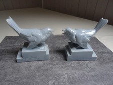 Couple oiseaux, bec ouvert, signés H Guingot, céramique émaillée bleu clair