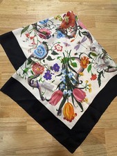 Grande écharpe Gucci en soie 90 x 90 cm motif Florus Nake excellent état d'us...