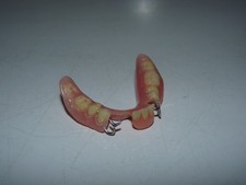 Ancien dentier prothèse dentaire mâchoire inférieur cabinet de curiosité