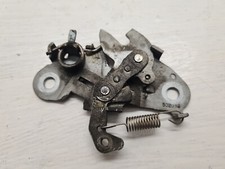 Système attache capot moteur