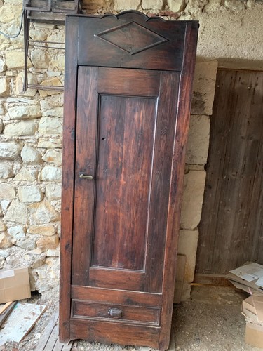 homme debout armoire