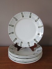 7 ASSIETTES PLATES EN TERRE DE FER  DECOR GRIS CLAIR ET NOIR