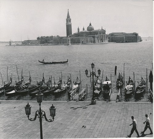 Venise 1960 quai gondoles - -,