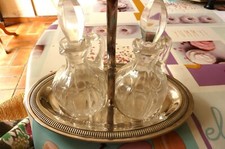 Huilier/vinaigrier en cristal sur serveur argenté poinçonné