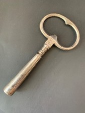 Ancienne grosse clé pendule fer 30 mouvement de Paris horloge carré 11.35 mm