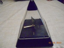 reveil a aiguilles  insigne Rhin et Danube  forme pyramide fonctionne avec pile