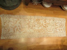 ancien chemin de table dessus de meuble broderie scene villageoise