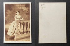 Actrice en costume de scène, robe de danseuse à volants, circa 1865 vintage cdv 