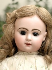 Jolie  Poupee Paris bébé En