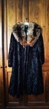 Superbe manteau long Astrakan Noir avec grand col vison clair
