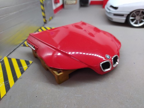 Capot rouge bmw - ,