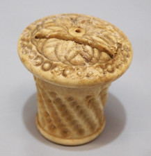 -PETITE BOITE ANCIENNE en OS Sculpté UNE FENTE SUR LE DESSUS JUS de GRENIER  D