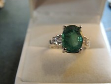 Bague or  gris 18 carats émeraude et diamants baguettes et taille moderne