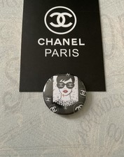 rare CHANEL PARIS  badge Broche PINS + CHANEL POCHETTE Logo VINTAGE