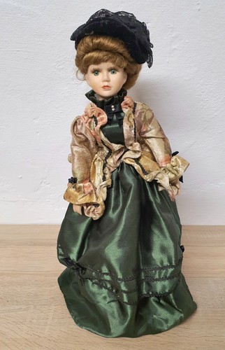 Poupée porcelaine robe - 46,