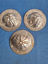 3 ANCIENS MOULES A CHOCOLAT ( DEMI ) FER BLANC FLEUR Ø 9.5 cm