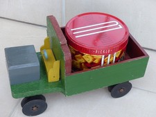 ANCIEN CAMION en BOIS avec